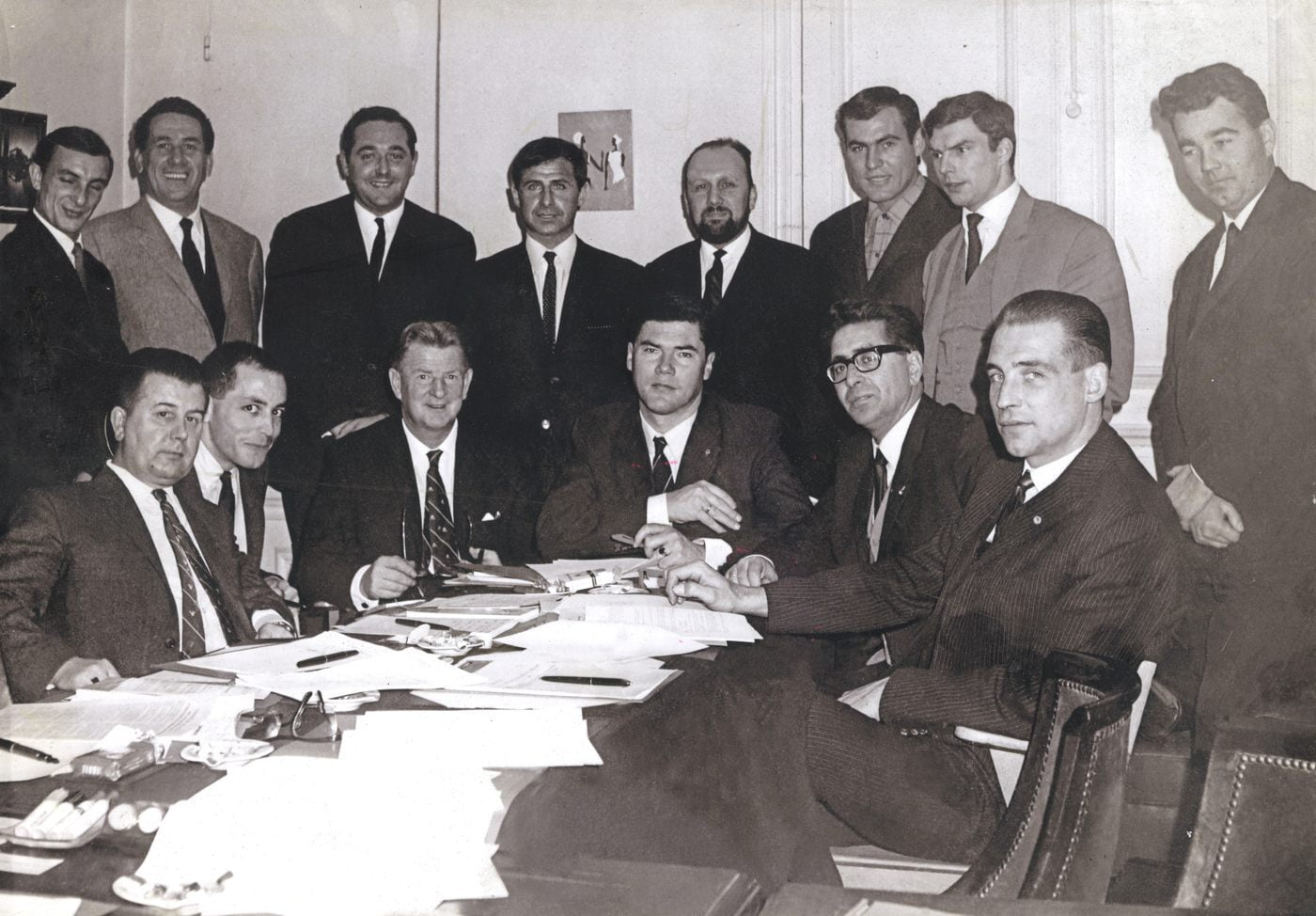 15 décembre 1965, acte fondateur de la Fifpro, avec au centre derrière de gauche à droite : Roger Blanpain, Michel Hidalgo et Jacques Bertrand